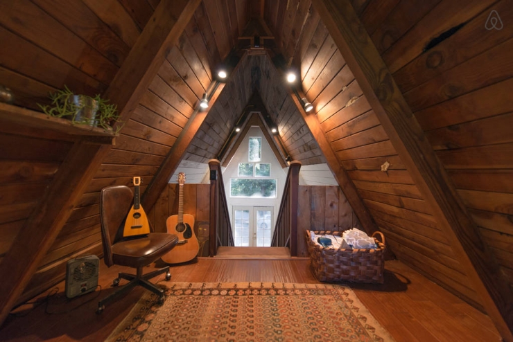 Illustration de l'article : Cette petite maison en forme de toit dispose d'un intérieur magnifique! Petite visite guidée...