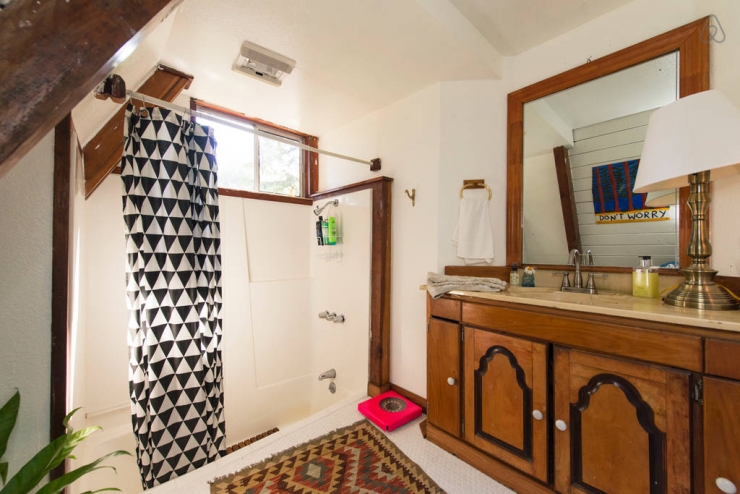 Illustration de l'article : Cette petite maison en forme de toit dispose d'un intérieur magnifique! Petite visite guidée...