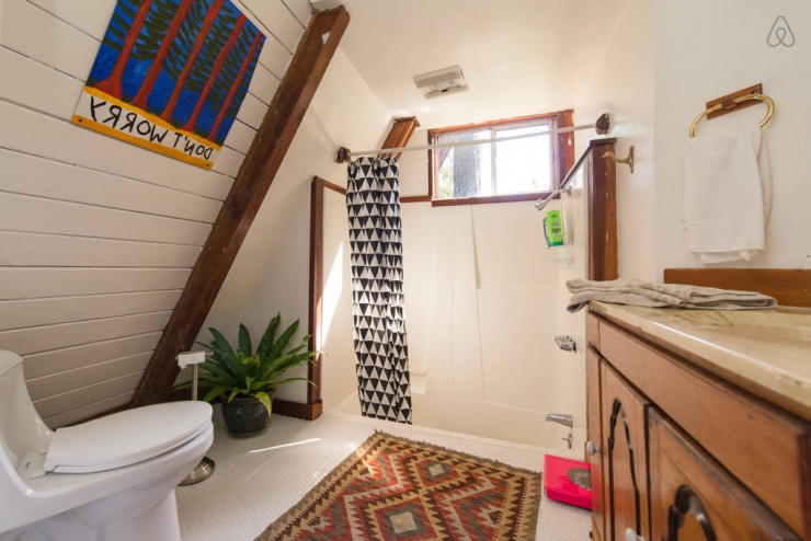 Illustration de l'article : Cette petite maison en forme de toit dispose d'un intérieur magnifique! Petite visite guidée...