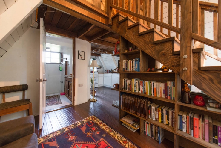 Illustration de l'article : Cette petite maison en forme de toit dispose d'un intérieur magnifique! Petite visite guidée...