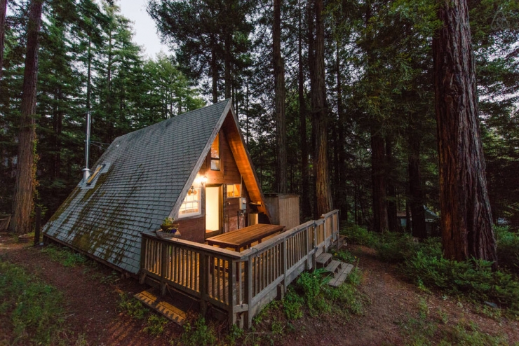 Illustration de l'article : Cette petite maison en forme de toit dispose d'un intérieur magnifique! Petite visite guidée...