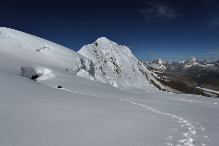 Illustration de l'article : Il a planté sa tente sur les plus hautes montagnes d'Europe. Découvrez 30 de ses plus belles photos