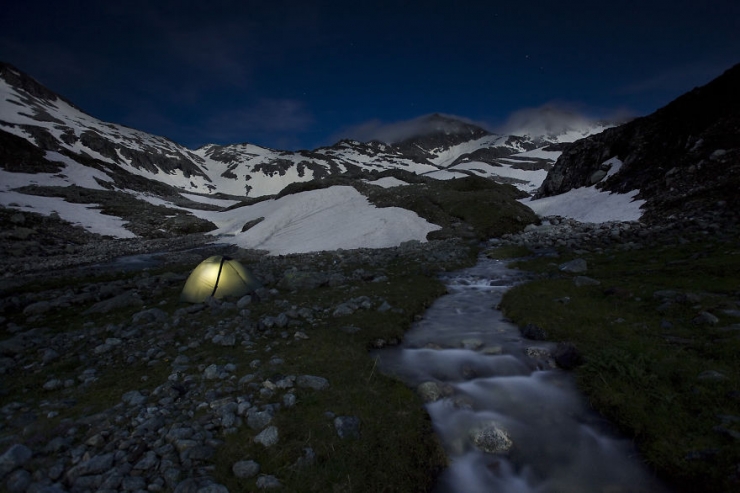 Illustration de l'article : Il a planté sa tente sur les plus hautes montagnes d'Europe. Découvrez 30 de ses plus belles photos