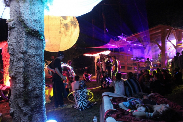 Illustration de l'article : Elle cr&eacute;e des champignons g&eacute;ants &agrave; &eacute;clairage LED pour d&eacute;corer toutes sortes d'&eacute;v&egrave;nements