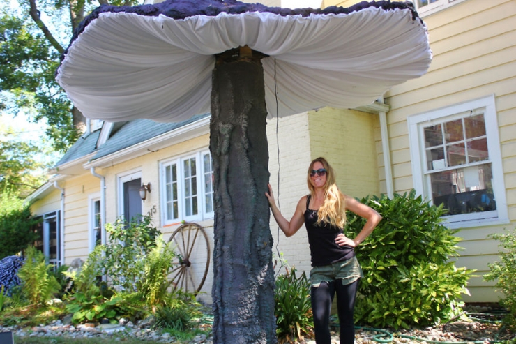 Illustration de l'article : Elle cr&eacute;e des champignons g&eacute;ants &agrave; &eacute;clairage LED pour d&eacute;corer toutes sortes d'&eacute;v&egrave;nements