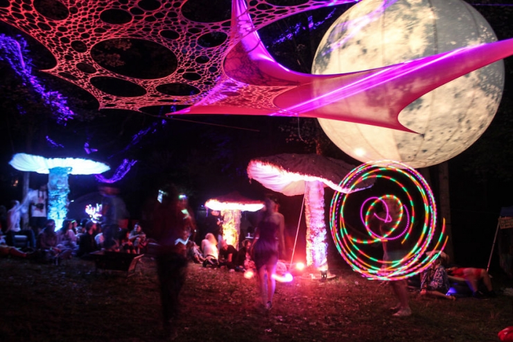 Illustration de l'article : Elle cr&eacute;e des champignons g&eacute;ants &agrave; &eacute;clairage LED pour d&eacute;corer toutes sortes d'&eacute;v&egrave;nements