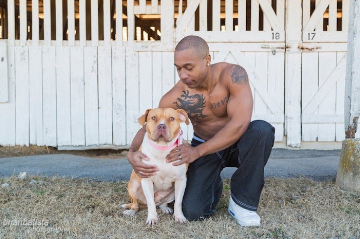 Illustration de l'article : Magnifiques portraits d'homme tatou&eacute;s avec les chiens qu'ils ont sorti de la rue