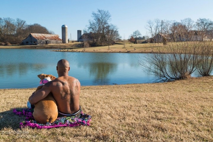 Illustration de l'article : Magnifiques portraits d'homme tatou&eacute;s avec les chiens qu'ils ont sorti de la rue