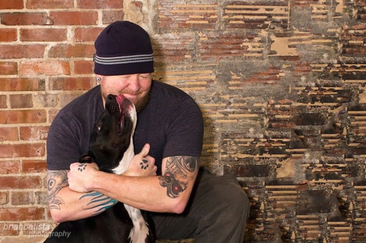 Illustration de l'article : Magnifiques portraits d'homme tatou&eacute;s avec les chiens qu'ils ont sorti de la rue
