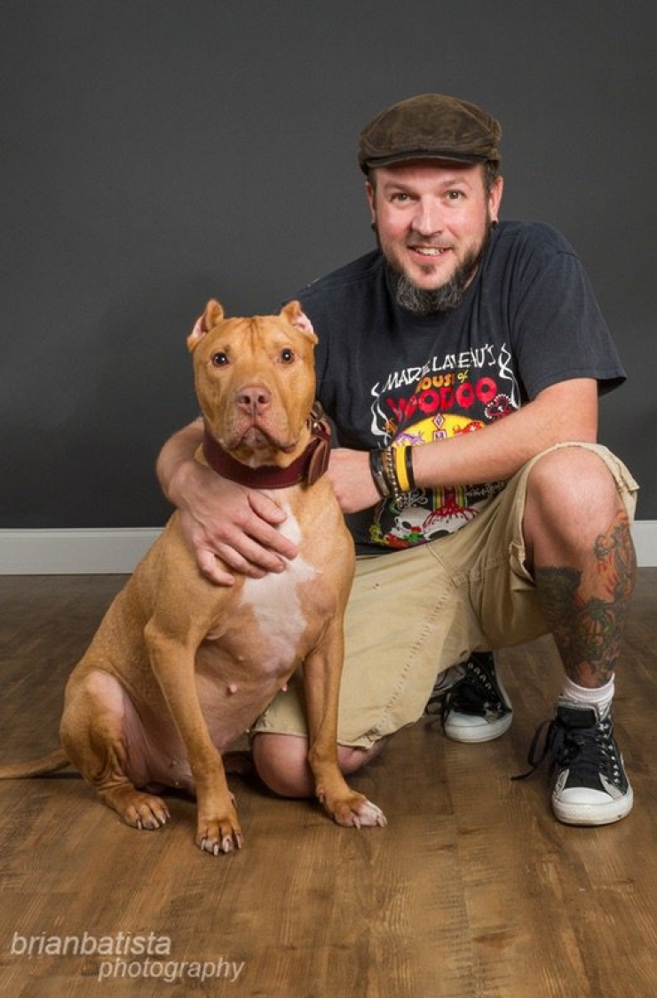 Illustration de l'article : Magnifiques portraits d'homme tatou&eacute;s avec les chiens qu'ils ont sorti de la rue