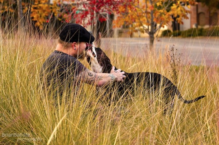 Illustration de l'article : Magnifiques portraits d'homme tatou&eacute;s avec les chiens qu'ils ont sorti de la rue