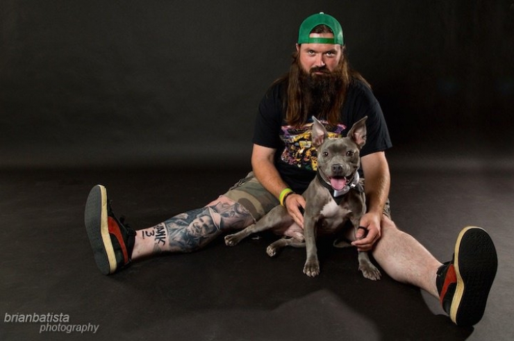 Illustration de l'article : Magnifiques portraits d'homme tatou&eacute;s avec les chiens qu'ils ont sorti de la rue
