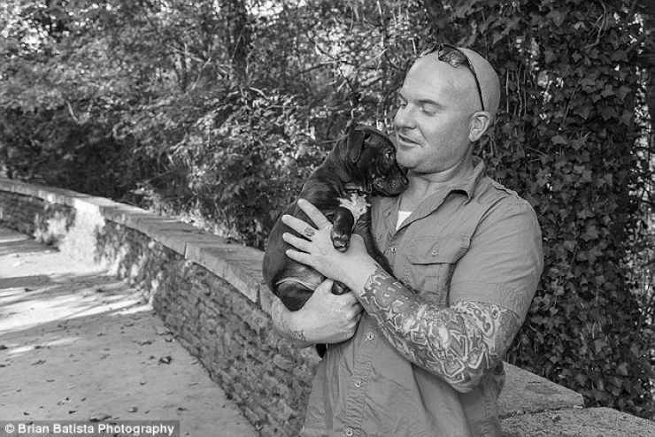 Illustration de l'article : Magnifiques portraits d'homme tatou&eacute;s avec les chiens qu'ils ont sorti de la rue