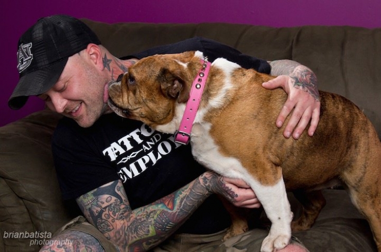 Illustration de l'article : Magnifiques portraits d'homme tatou&eacute;s avec les chiens qu'ils ont sorti de la rue