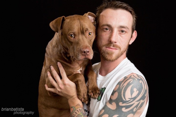 Illustration de l'article : Magnifiques portraits d'homme tatou&eacute;s avec les chiens qu'ils ont sorti de la rue