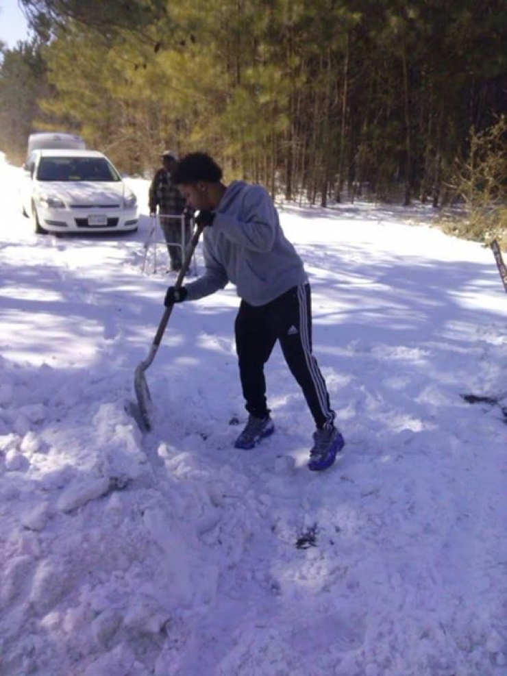 Illustration de l'article : Il oblige sa m&egrave;re &agrave; stopper la voiture, en sort avec une pelle et fait quelque chose d'inoubliable !
