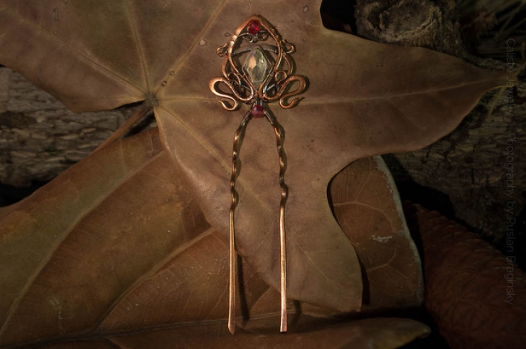 Illustration de l'article : Apr&egrave;s avoir perdu son emploi, il s'est mis &agrave; cr&eacute;er des bijoux incroyables avec de la ferraille...