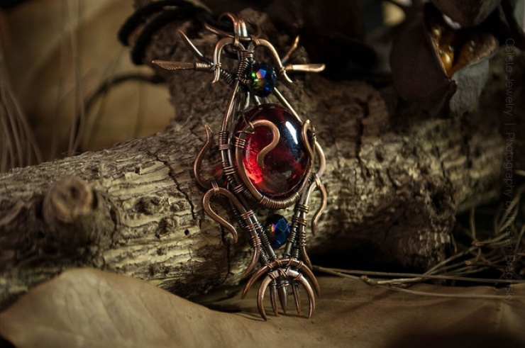 Illustration de l'article : Apr&egrave;s avoir perdu son emploi, il s'est mis &agrave; cr&eacute;er des bijoux incroyables avec de la ferraille...