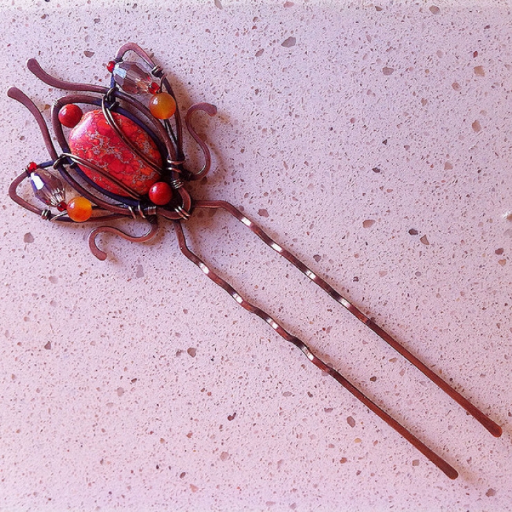 Illustration de l'article : Apr&egrave;s avoir perdu son emploi, il s'est mis &agrave; cr&eacute;er des bijoux incroyables avec de la ferraille...