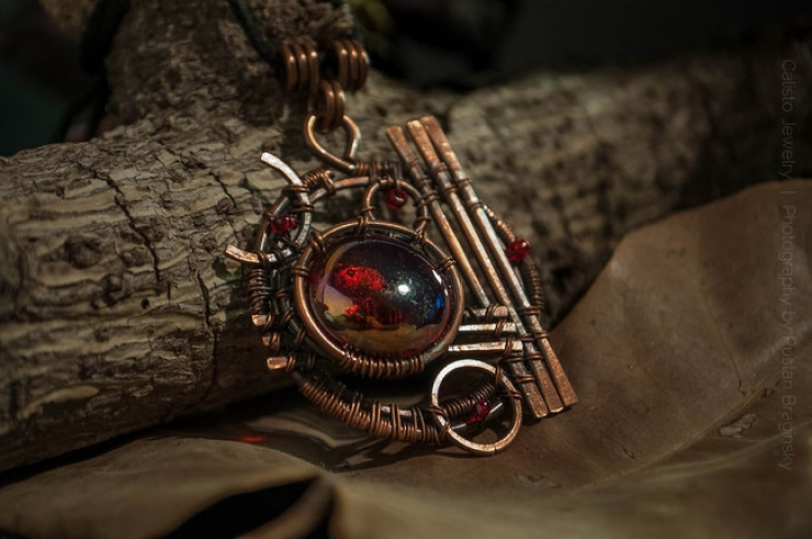 Illustration de l'article : Apr&egrave;s avoir perdu son emploi, il s'est mis &agrave; cr&eacute;er des bijoux incroyables avec de la ferraille...