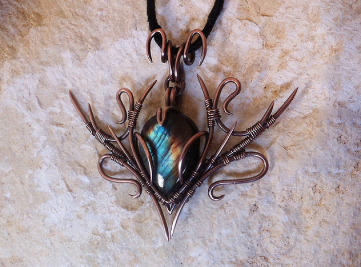 Illustration de l'article : Apr&egrave;s avoir perdu son emploi, il s'est mis &agrave; cr&eacute;er des bijoux incroyables avec de la ferraille...