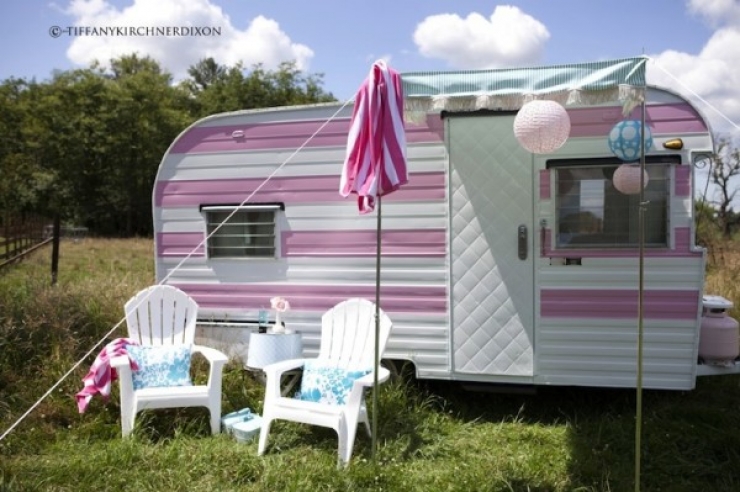 Illustration de l'article : Ils r&eacute;cup&egrave;rent et transforment une petite caravane en un v&eacute;ritable cocon... Ca peut donner des id&eacute;es !