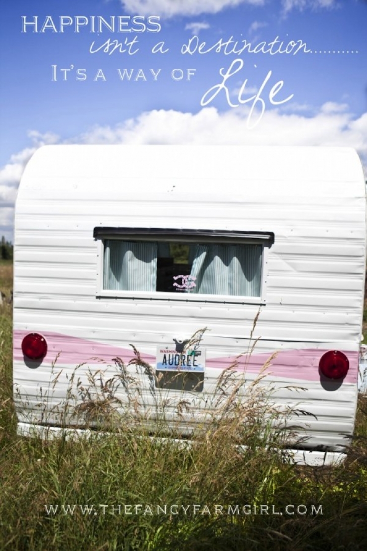 Illustration de l'article : Ils r&eacute;cup&egrave;rent et transforment une petite caravane en un v&eacute;ritable cocon... Ca peut donner des id&eacute;es !