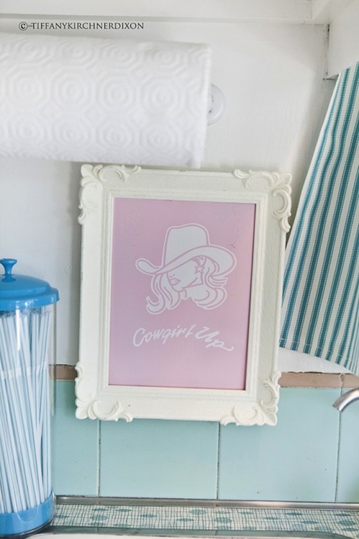 Illustration de l'article : Ils r&eacute;cup&egrave;rent et transforment une petite caravane en un v&eacute;ritable cocon... Ca peut donner des id&eacute;es !