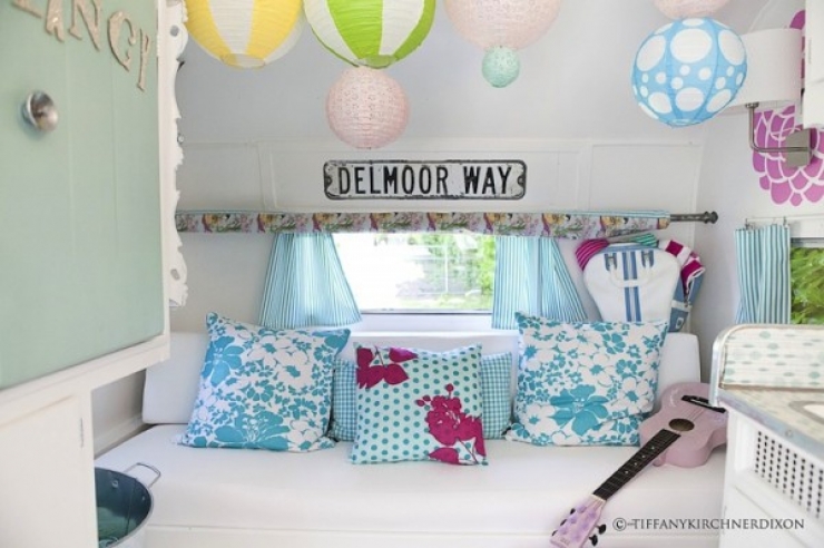 Illustration de l'article : Ils r&eacute;cup&egrave;rent et transforment une petite caravane en un v&eacute;ritable cocon... Ca peut donner des id&eacute;es !