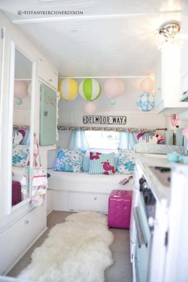 Illustration de l'article : Ils r&eacute;cup&egrave;rent et transforment une petite caravane en un v&eacute;ritable cocon... Ca peut donner des id&eacute;es !