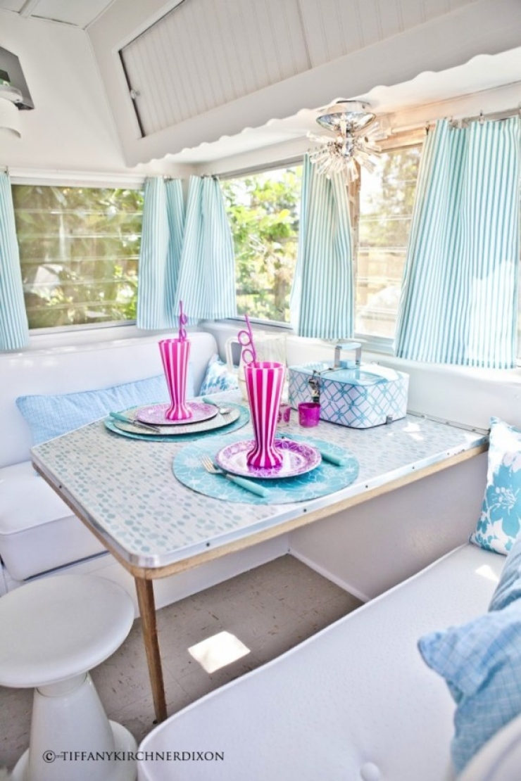 Illustration de l'article : Ils r&eacute;cup&egrave;rent et transforment une petite caravane en un v&eacute;ritable cocon... Ca peut donner des id&eacute;es !