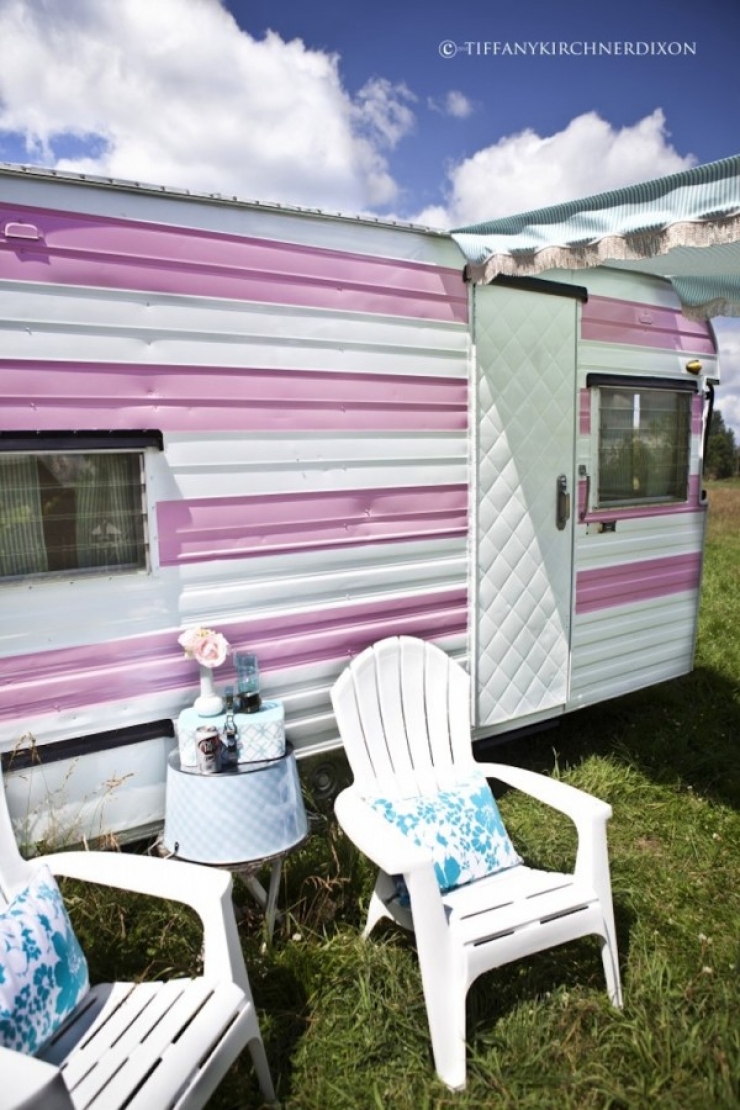 Illustration de l'article : Ils r&eacute;cup&egrave;rent et transforment une petite caravane en un v&eacute;ritable cocon... Ca peut donner des id&eacute;es !