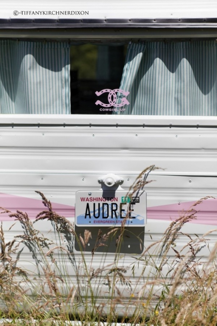 Illustration de l'article : Ils r&eacute;cup&egrave;rent et transforment une petite caravane en un v&eacute;ritable cocon... Ca peut donner des id&eacute;es !