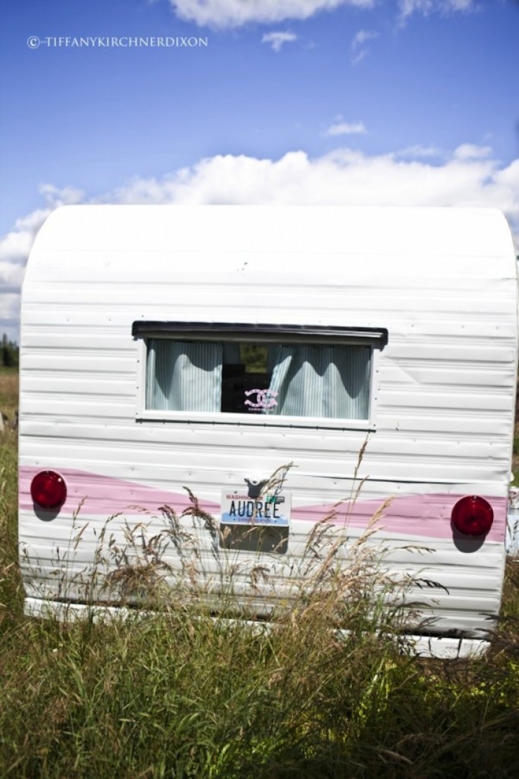 Illustration de l'article : Ils r&eacute;cup&egrave;rent et transforment une petite caravane en un v&eacute;ritable cocon... Ca peut donner des id&eacute;es !