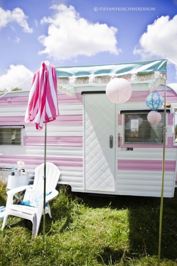 Illustration de l'article : Ils r&eacute;cup&egrave;rent et transforment une petite caravane en un v&eacute;ritable cocon... Ca peut donner des id&eacute;es !