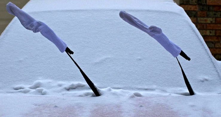 Illustration de l'article : Astuce: Comment emp&ecirc;cher vos essuie-glaces de geler sur votre par-brise!?