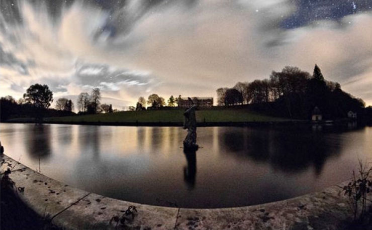 Illustration de l'article : Gardée par Neptune, cette impressionnante salle de bal construite en 1800 est dissimulée au fond d'un lac!