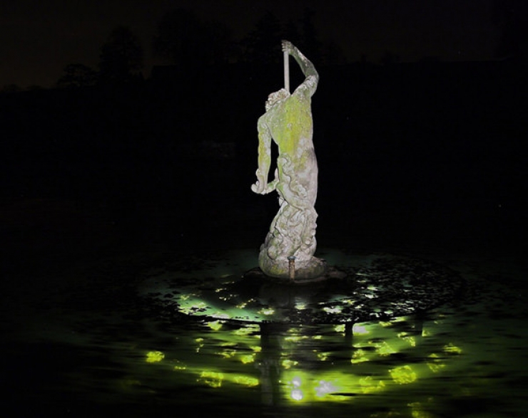 Illustration de l'article : Gardée par Neptune, cette impressionnante salle de bal construite en 1800 est dissimulée au fond d'un lac!