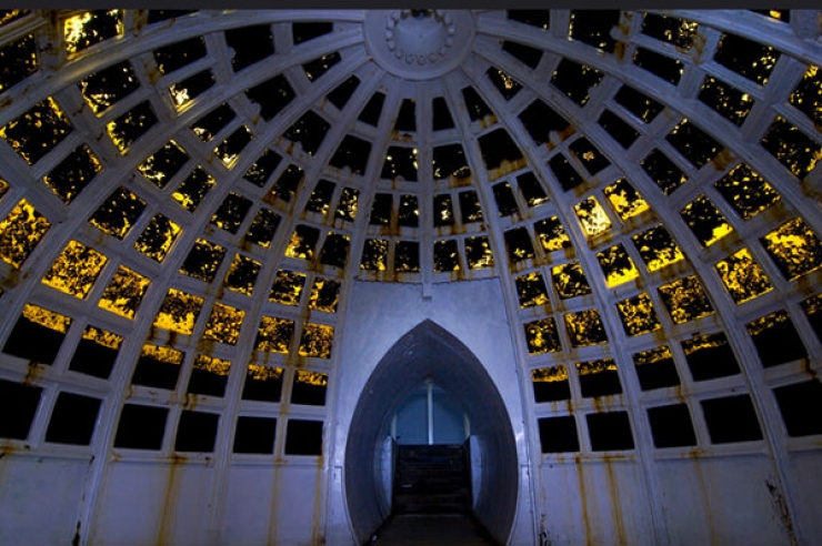 Illustration de l'article : Gardée par Neptune, cette impressionnante salle de bal construite en 1800 est dissimulée au fond d'un lac!