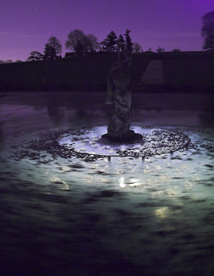 Illustration de l'article : Gardée par Neptune, cette impressionnante salle de bal construite en 1800 est dissimulée au fond d'un lac!