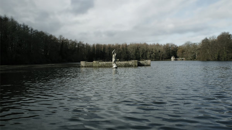 Illustration de l'article : Gardée par Neptune, cette impressionnante salle de bal construite en 1800 est dissimulée au fond d'un lac!