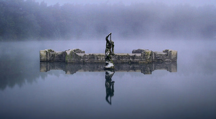 Illustration de l'article : Gardée par Neptune, cette impressionnante salle de bal construite en 1800 est dissimulée au fond d'un lac!