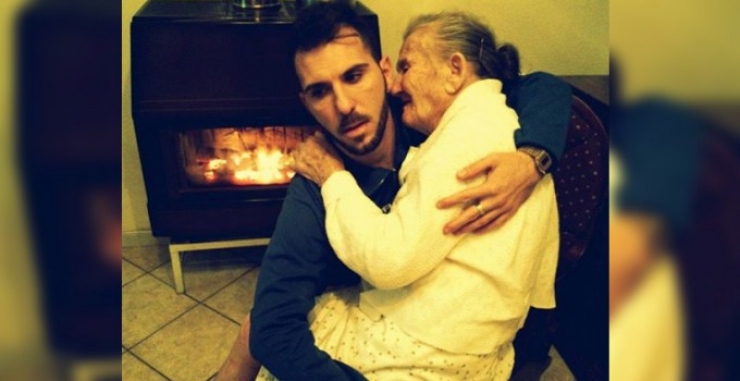 Illustration de l'article : La photo et le message d'un homme tenant sa grand-m&egrave;re atteinte d'Alzheimer touche des milliers de personnes!