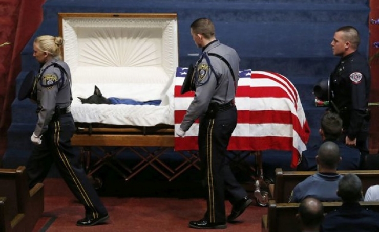 Illustration de l'article : Ces funérailles sont des plus touchantes! Non ce n'est pas pour un policier, mais pour un chien!