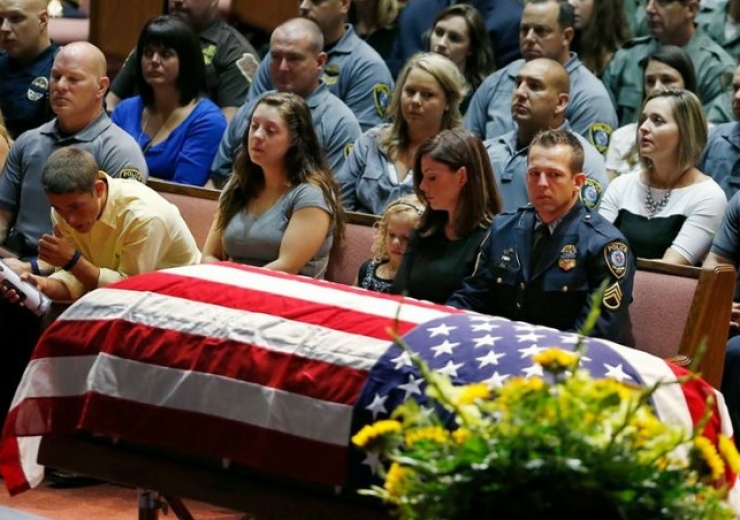 Illustration de l'article : Ces funérailles sont des plus touchantes! Non ce n'est pas pour un policier, mais pour un chien!