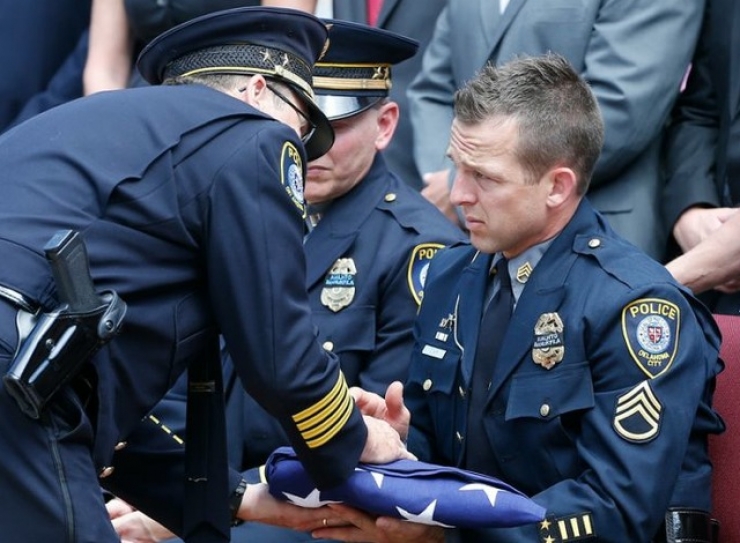 Illustration de l'article : Ces funérailles sont des plus touchantes! Non ce n'est pas pour un policier, mais pour un chien!