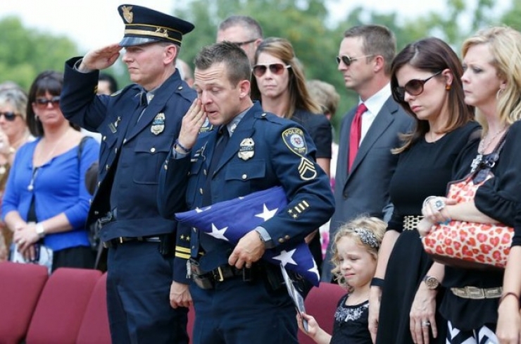 Illustration de l'article : Ces funérailles sont des plus touchantes! Non ce n'est pas pour un policier, mais pour un chien!