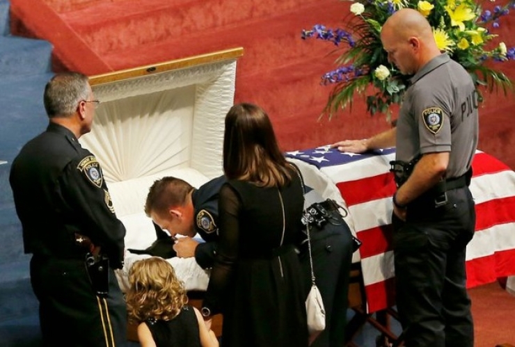 Illustration de l'article : Ces funérailles sont des plus touchantes! Non ce n'est pas pour un policier, mais pour un chien!