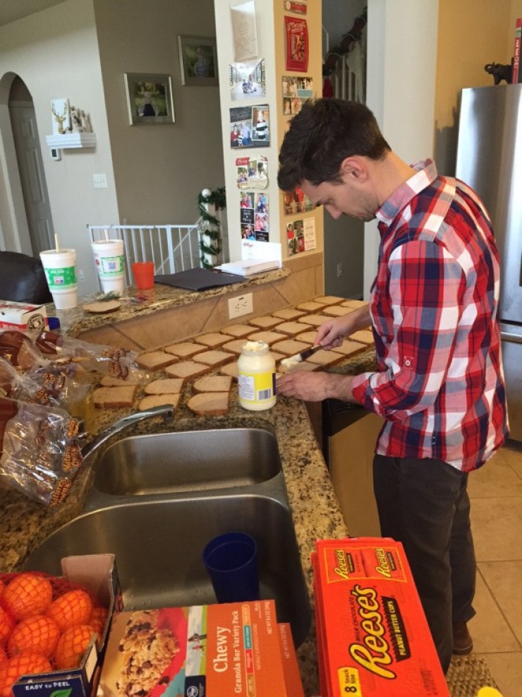 Illustration de l'article : Quand j'ai compris pourquoi cet enfant pr&eacute;parait cette trentaine de sacs &agrave; repas, j'en ai eu les larmes aux yeux !