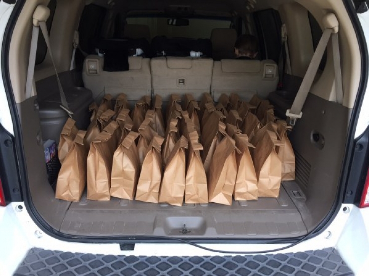 Illustration de l'article : Quand j'ai compris pourquoi cet enfant pr&eacute;parait cette trentaine de sacs &agrave; repas, j'en ai eu les larmes aux yeux !